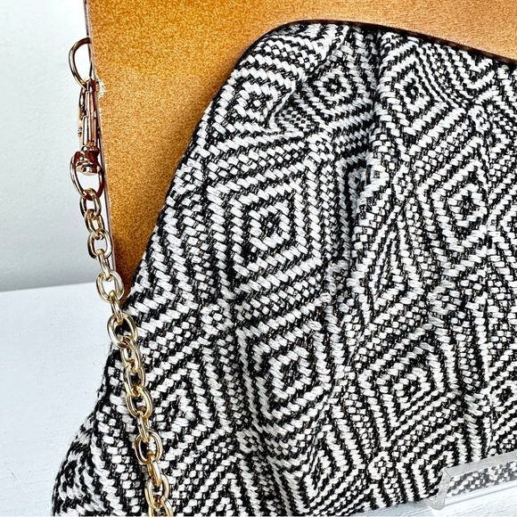 Urban Expressions Calypso Clutch with Removable Chain Strap - Picture 13 of 15